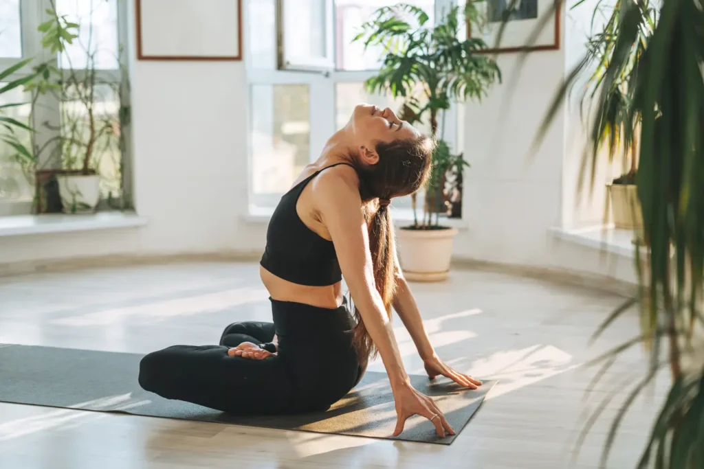 Mujer practicando yoga para mejorar la circulación y prevenir telangiectasias- clinica de dermalogia robotica