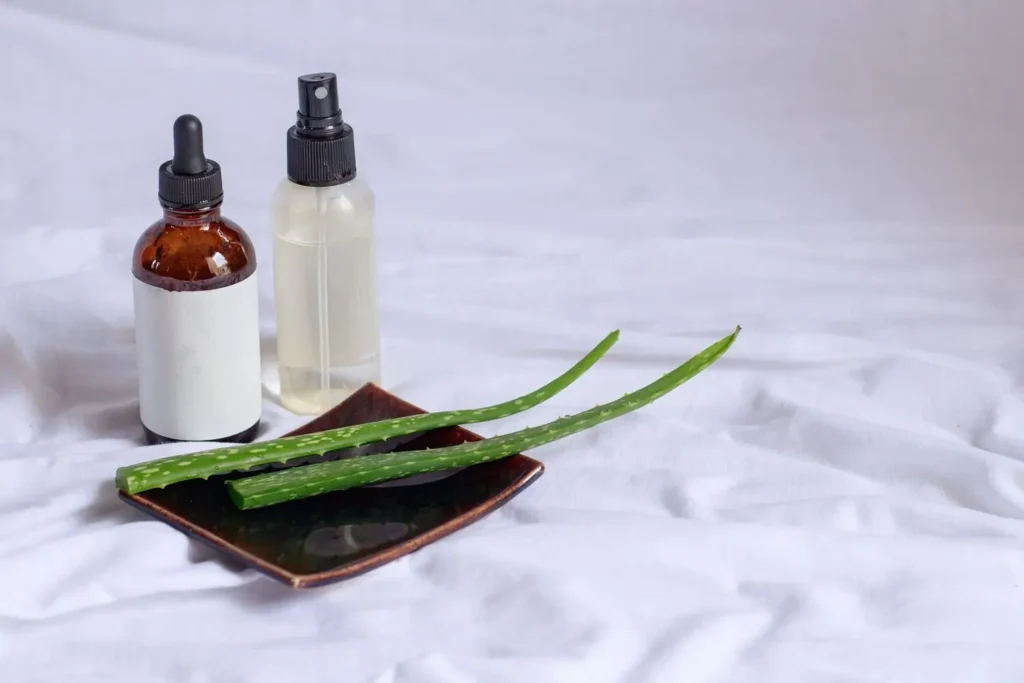 Aplicación de aloe vera para aclarar la piel en mejillas irritadas