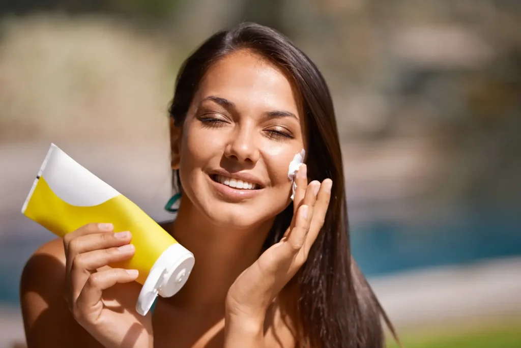 manchas de sol | Clínica de Dermatología Robótica Mujer aplicando protector solar para prevenir manchas de sol
