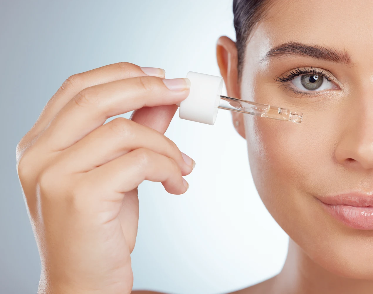 Aplicación facial de ácido hialurónico para hidratar la piel - clinica de dermatologia robótica