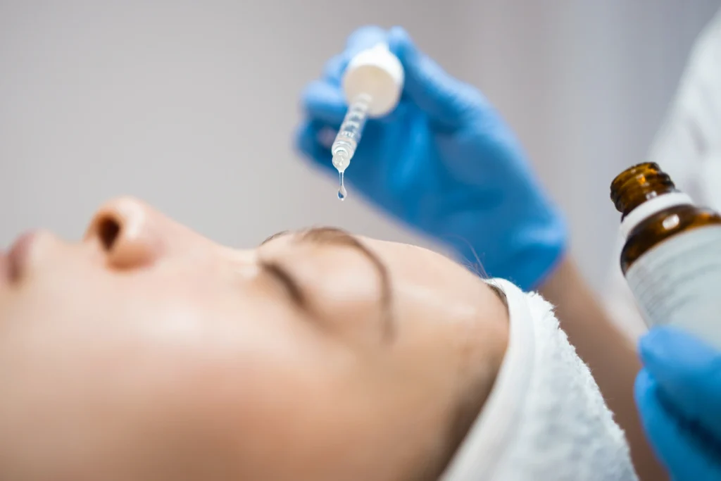 Comparativa entre botox y ácido hialurónico en estética facial - clinica de dermatologia robótica